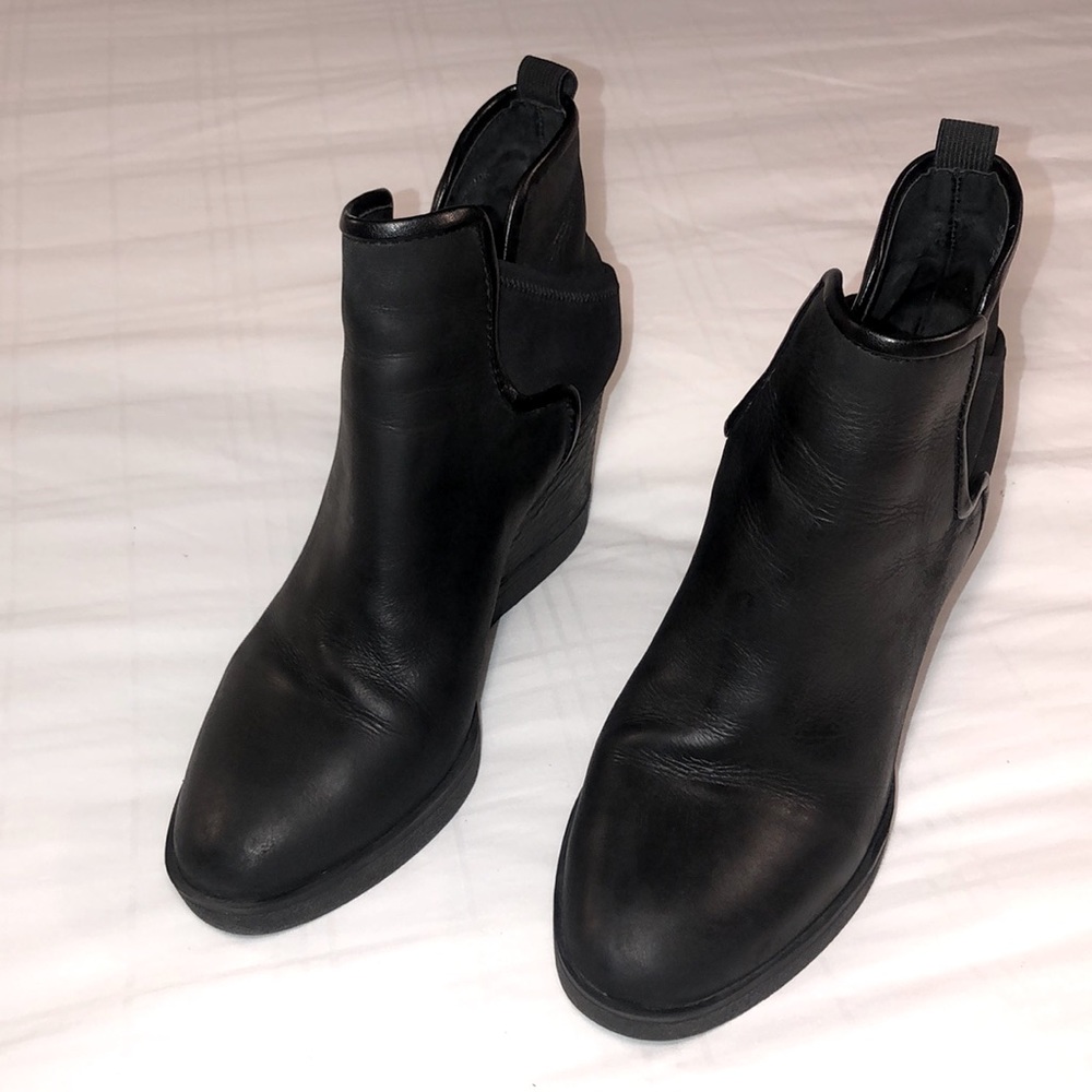 Donald J Pliner Size 6 Black LULUU Wedge Booties